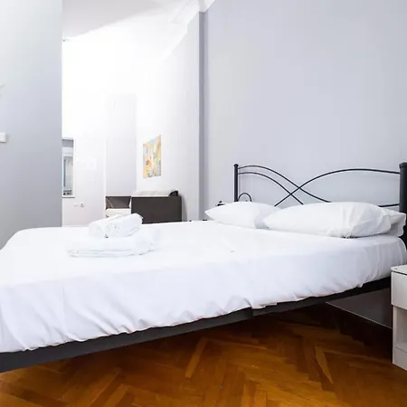 Egnatia Spacious 3 Bd In Lägenhet